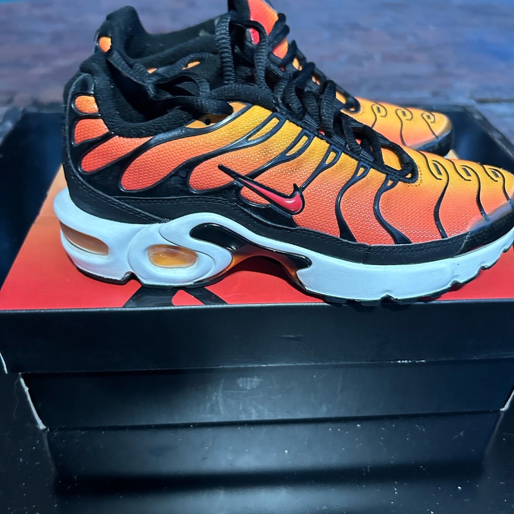 Nike Air Max Plus BV7426-001 Black Orange Red GS  Size 4Y
